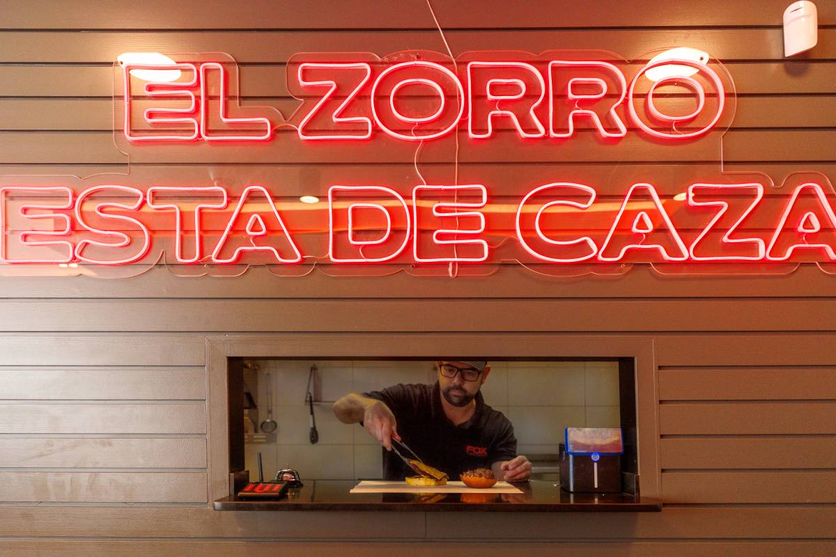 La nueva casa de las hamburguesas smash en El Puerto triunfa en su apertura: "Aquí no verás panes de colores ni Lotus por encima"