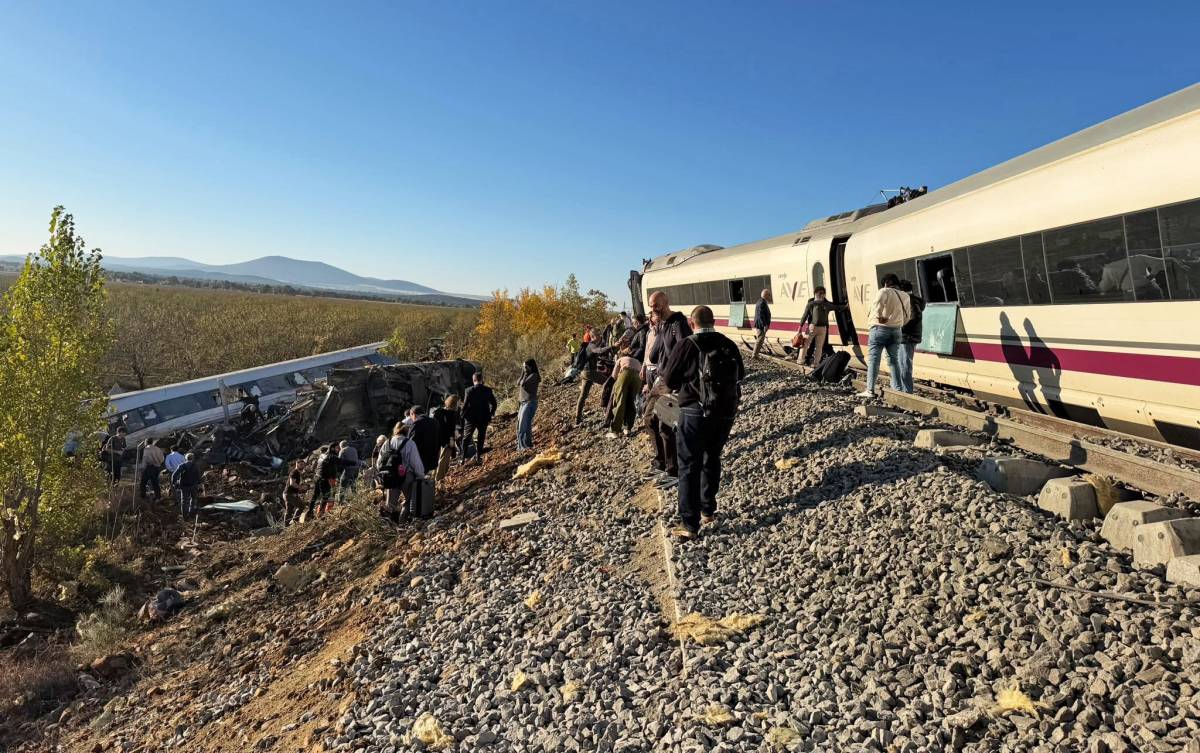 Adif suspende la circulación entre Madrid y Andalucía por un choque entre dos trenes en Toledo