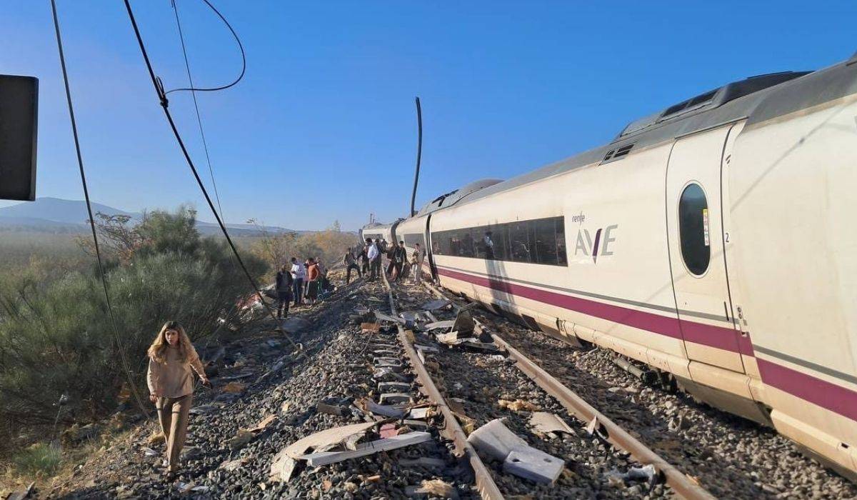 Un periodista que viajaba en el AVE camino de Jerez para ver a su familia: "Esto tiene una pinta verdaderamente horrible"
