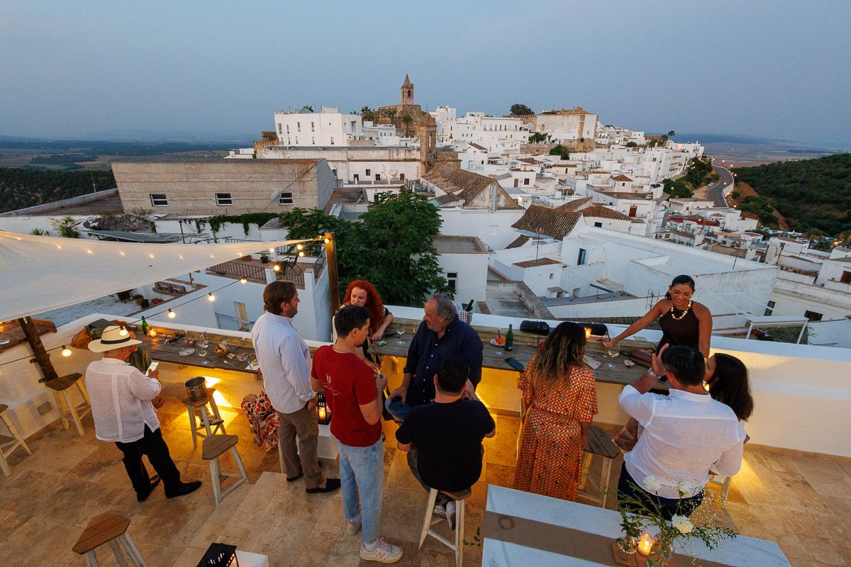 Terraza-mirador de L' Aperò, en La Fonda Antigua de Vejer, momentos antes del mano a mano entre los dos cocineros con dos estrellas Michelin. - JUAN CARLOS TORO
