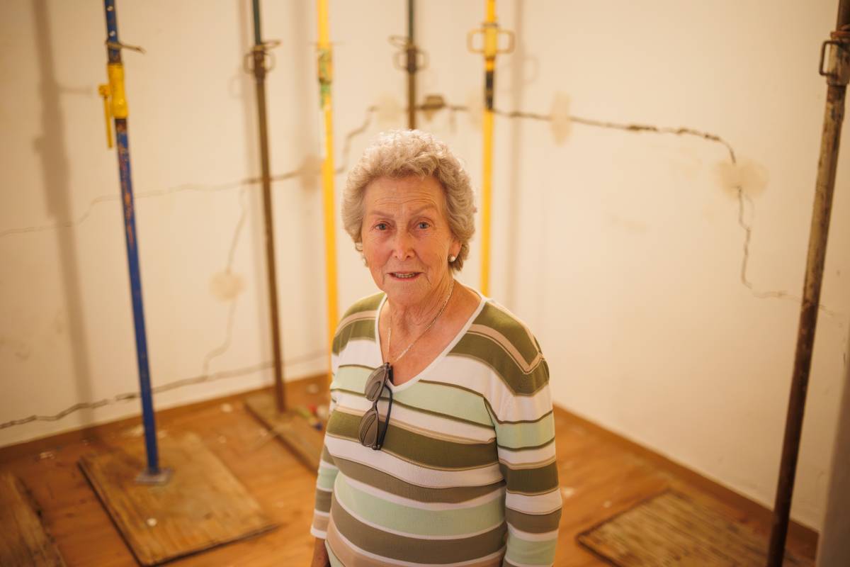 Juana, de 84 años, teme que una obra abandonada por la crisis del ladrillo hunda su casa en Torresoto