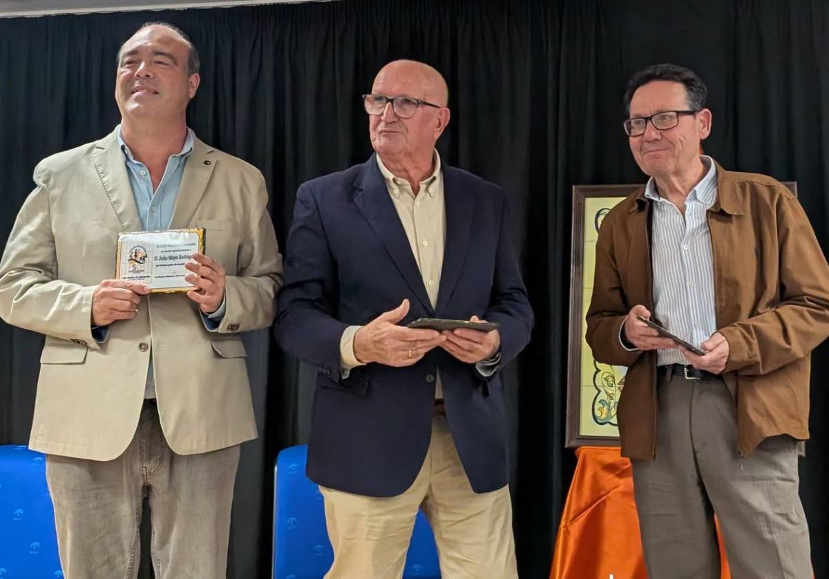 Julio Mayo, Curro Begines y José Luis Pérez protagonizaron la mesa redonda para recordar la historia del colegio. - Julio Mayo, Curro Begines y José Luis Pérez protagonizaron la mesa redonda para recordar la historia del colegio.