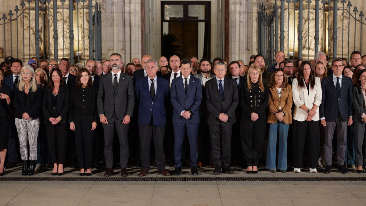 Autoridades en el minuto de silencio. - Autoridades en el minuto de silencio.