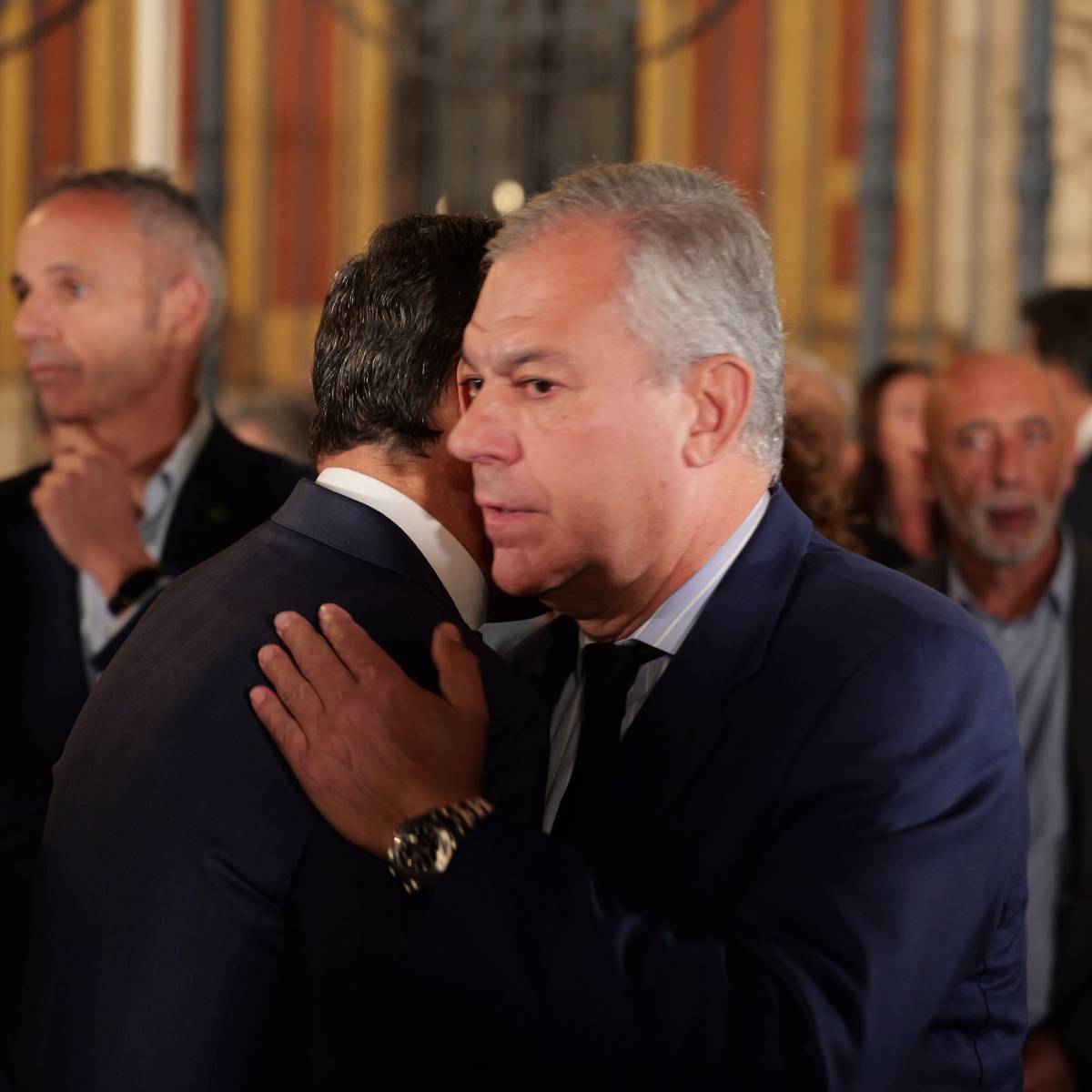 El alcalde de Sevilla saluda a Juanma Moreno. - El alcalde de Sevilla saluda a Juanma Moreno.