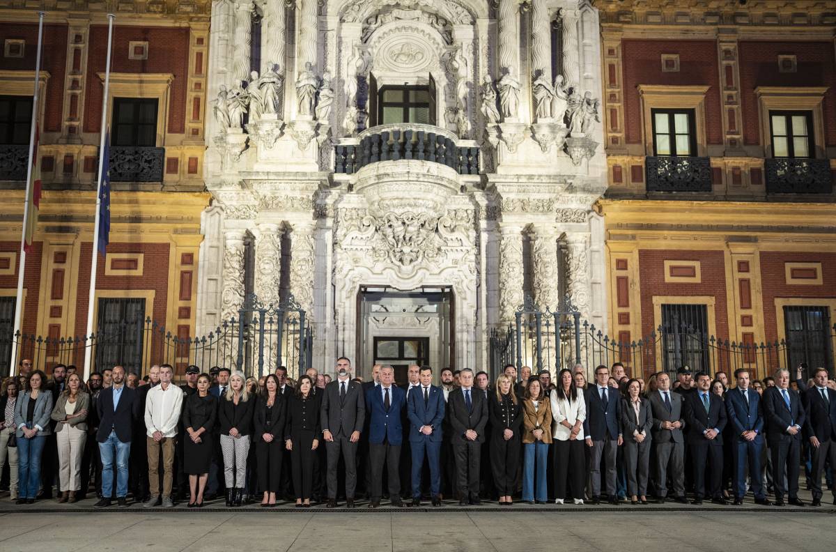 Sevilla recuerda con unidad institucional a las víctimas de Toledo