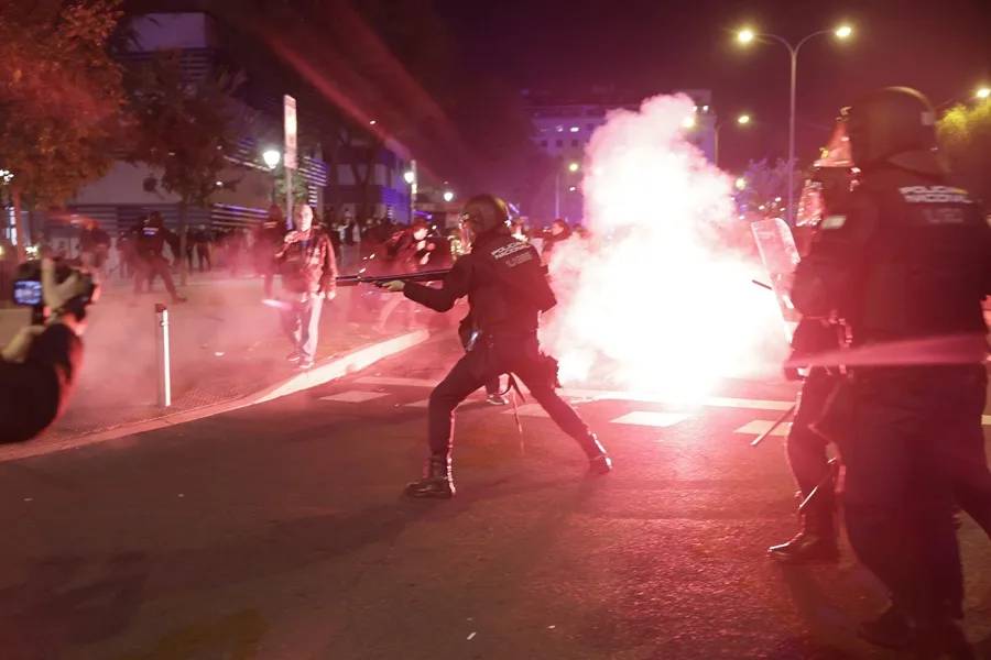 Cargas policiales y gas lacrimógeno en Madrid en una protesta convocada por grupos ultras tras el accidente de Toledo