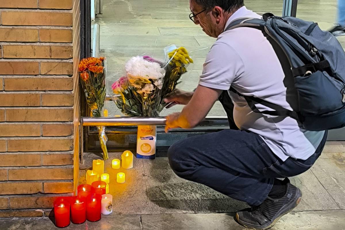 Vista del altar improvisado en la estación de Santa Justa, en Sevilla, en homenaje a las víctimas del accidente ferroviario de este miércoles en Urda.