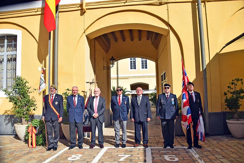  El Soria 9 rinde homenaje en Sevilla a sus veteranos y a los infantes que sirvieron en la ciudad