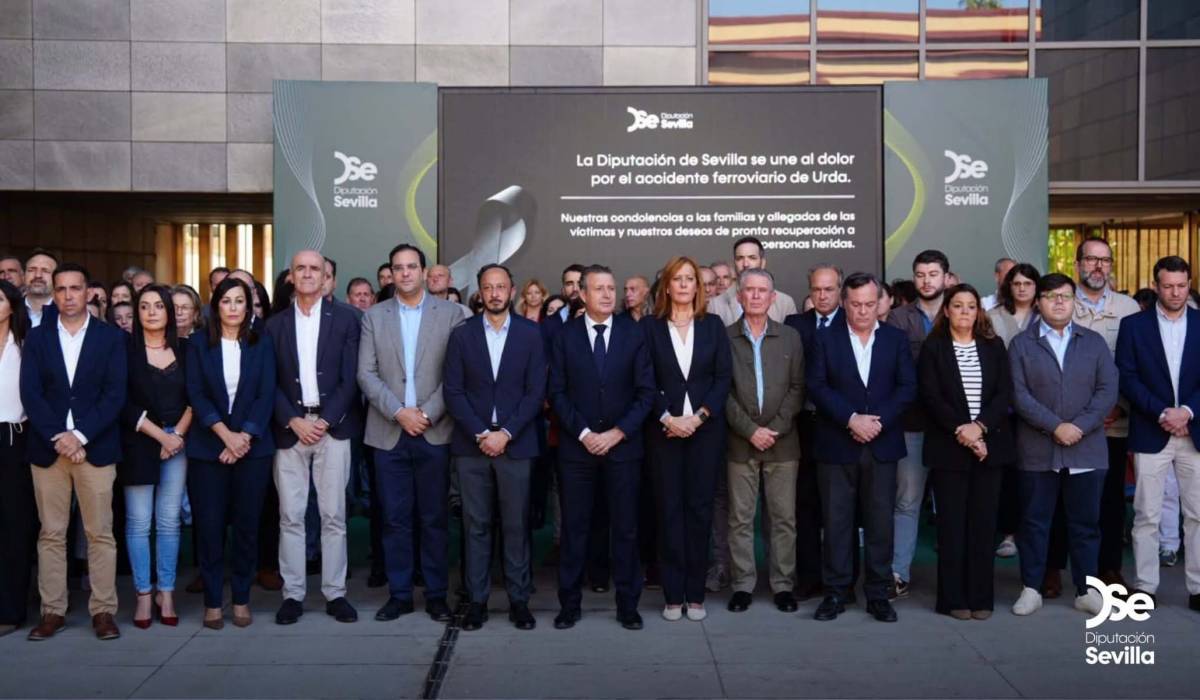 Sevilla guarda silencio por las víctimas del accidente en Urda: la Diputación pide unidad y esperar a la investigación