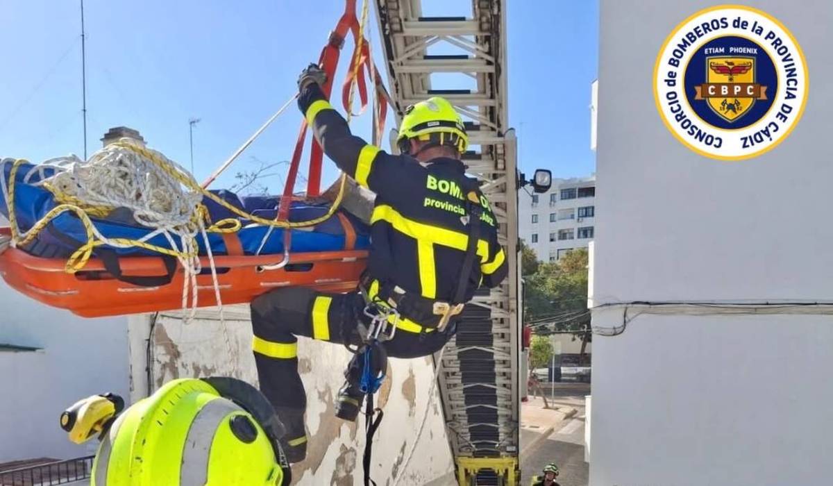Doblete de rescates en la provincia de Cádiz: evacúan a un hombre en San Fernando y excarcelan a dos mujeres en la A-373