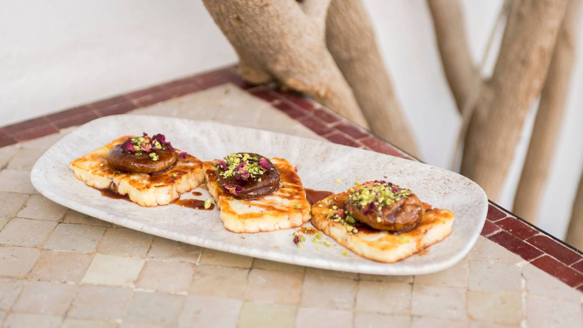 Queso halloumi con higos caramelizados y sirope de dátiles.