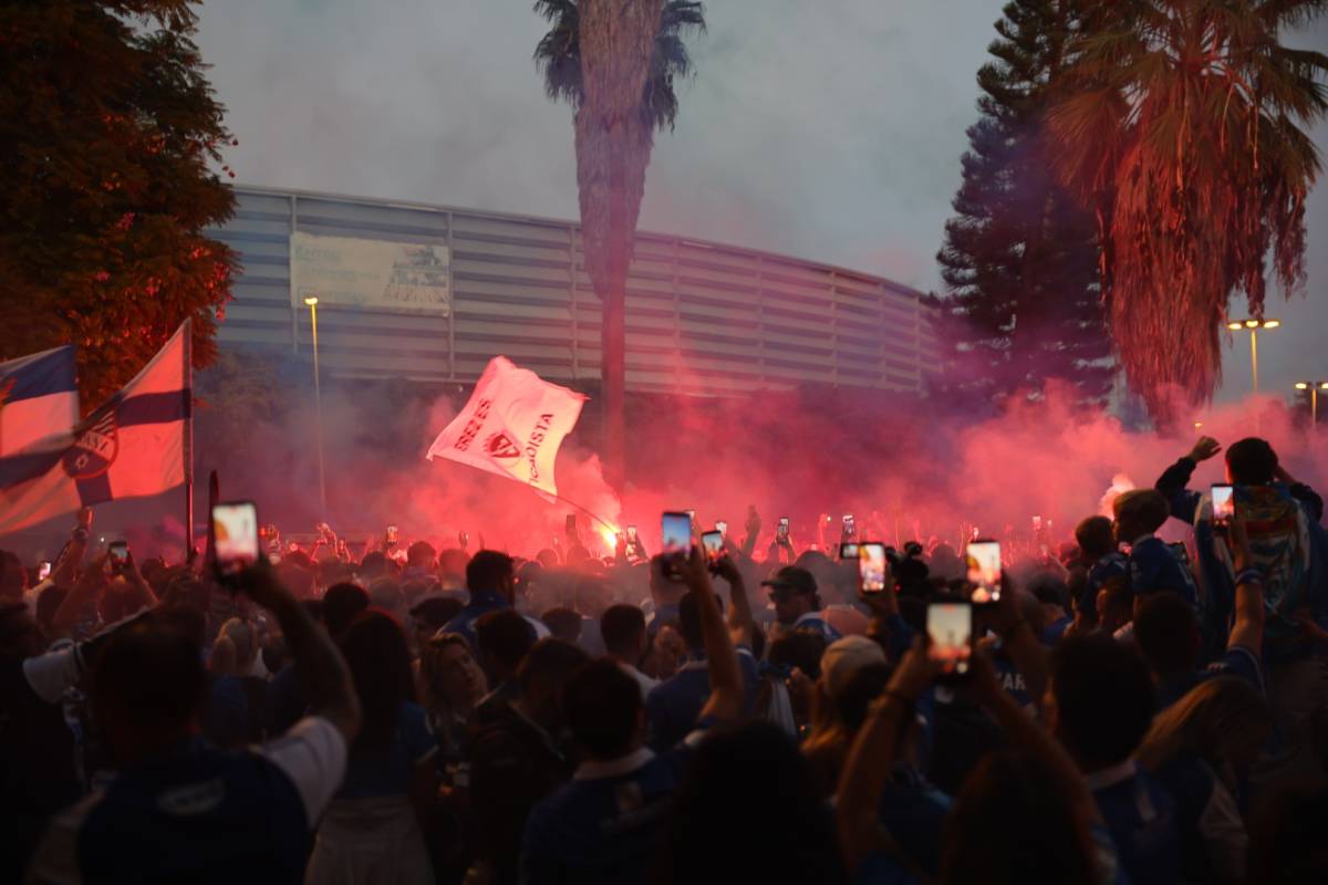 El derbi gaditano se empieza a jugar en la calle: así ha recibido la afición al Xerez CD, en imágenes