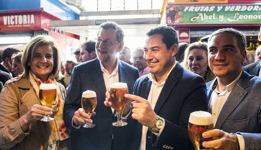 Fátima Báñez junto a Mariano Rajoy, en presencia de Juanma Moreno y Elías Bendodo, en un acto en 2016.
