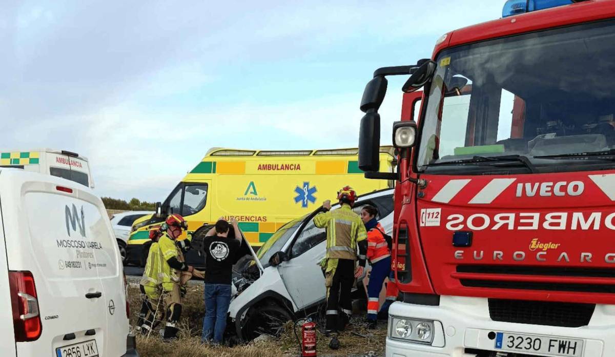Cortada la carretera entre Lebrija y Las Cabezas por un accidente: tráfico interrumpido en ambos sentidos