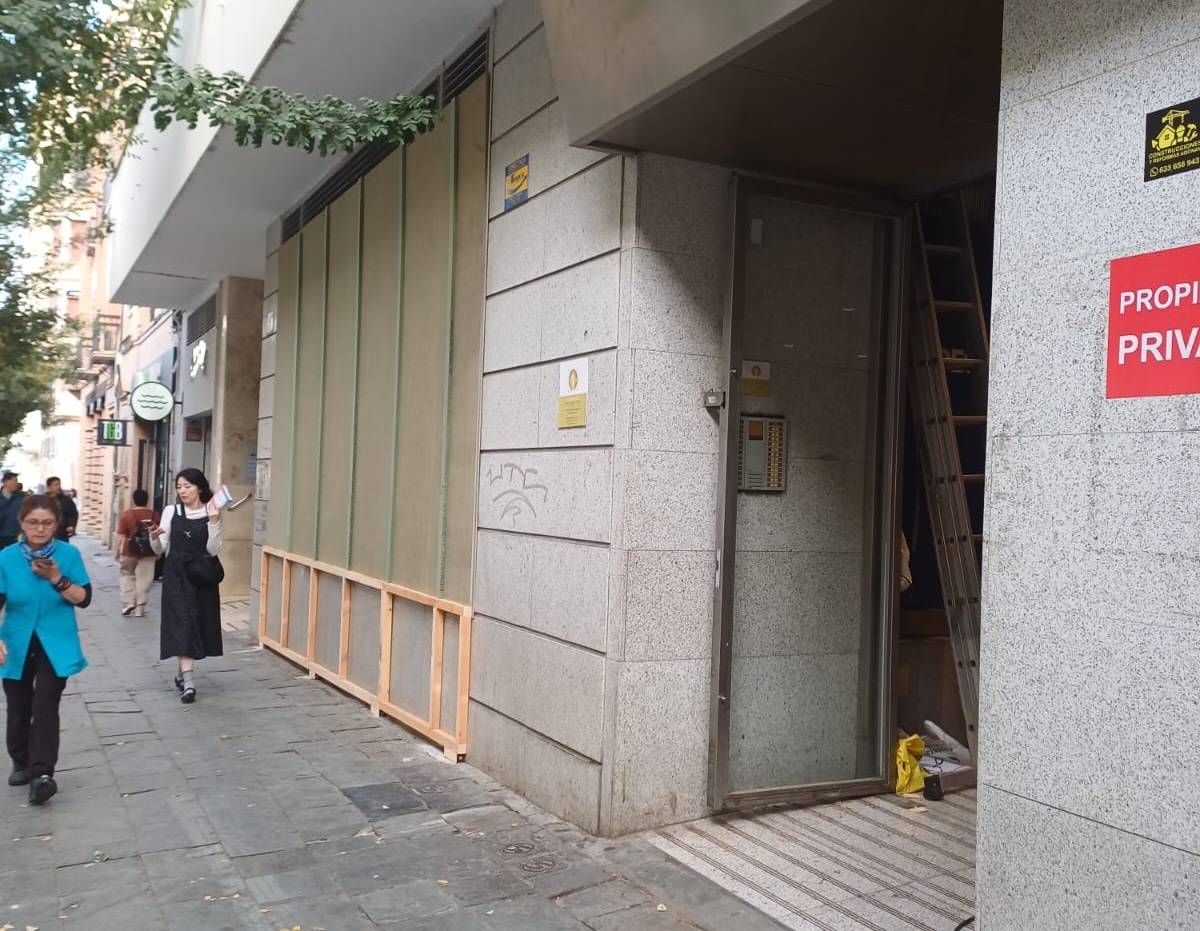 Uno de los negocios junto a la plaza de La Campana en Sevilla, protegiendo sus escaparates de posibles altercados y pillaje.
