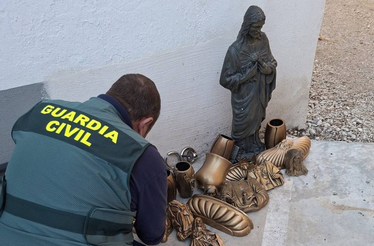Roban adornos de bronce de un cementerio, valorados en 20.000 euros, para venderlos con identidades falsas