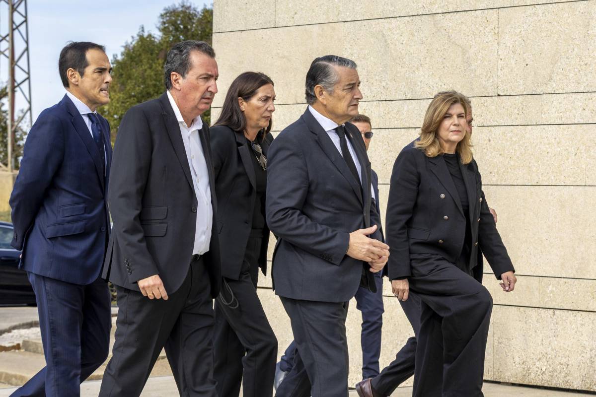El vicepresidente de la Junta de Andalucía, Antonio Sanz (2d) a su llegada este viernes al tanatorio de Huelva.