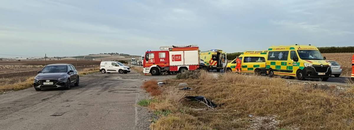 Abren al tráfico la carretera A-471 a la altura de Lebrija después del accidente de un sanluqueño de 43 años que quedó atrapado en el coche