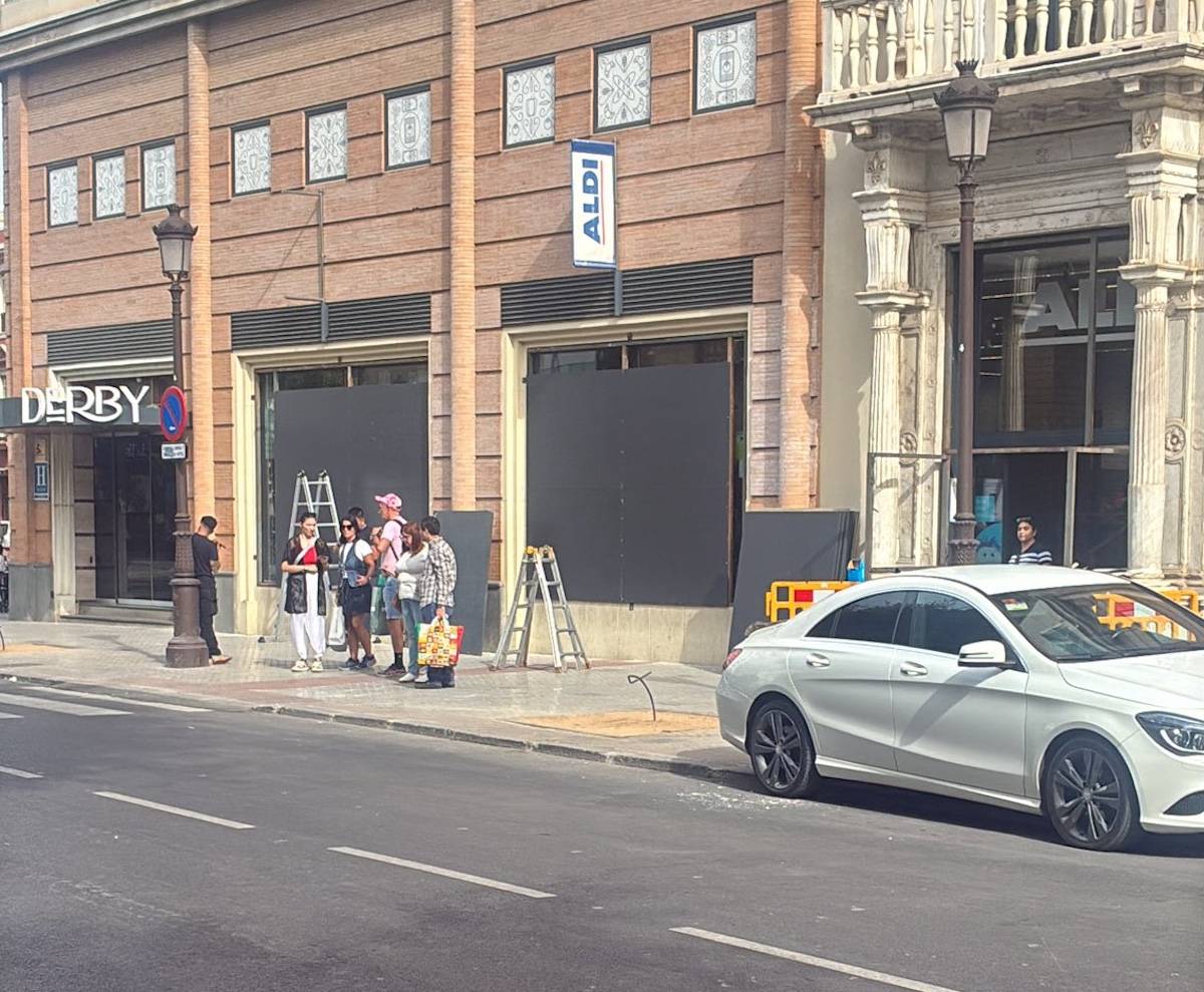 El supermercado Aldi de la Plaza del Duque continúa con los escaparates blindados con tablones.