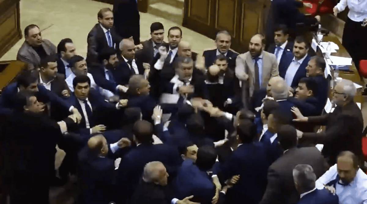Pelea entre diputados en el Parlamento de Armenia: puñetazos, botellas y una silla volando