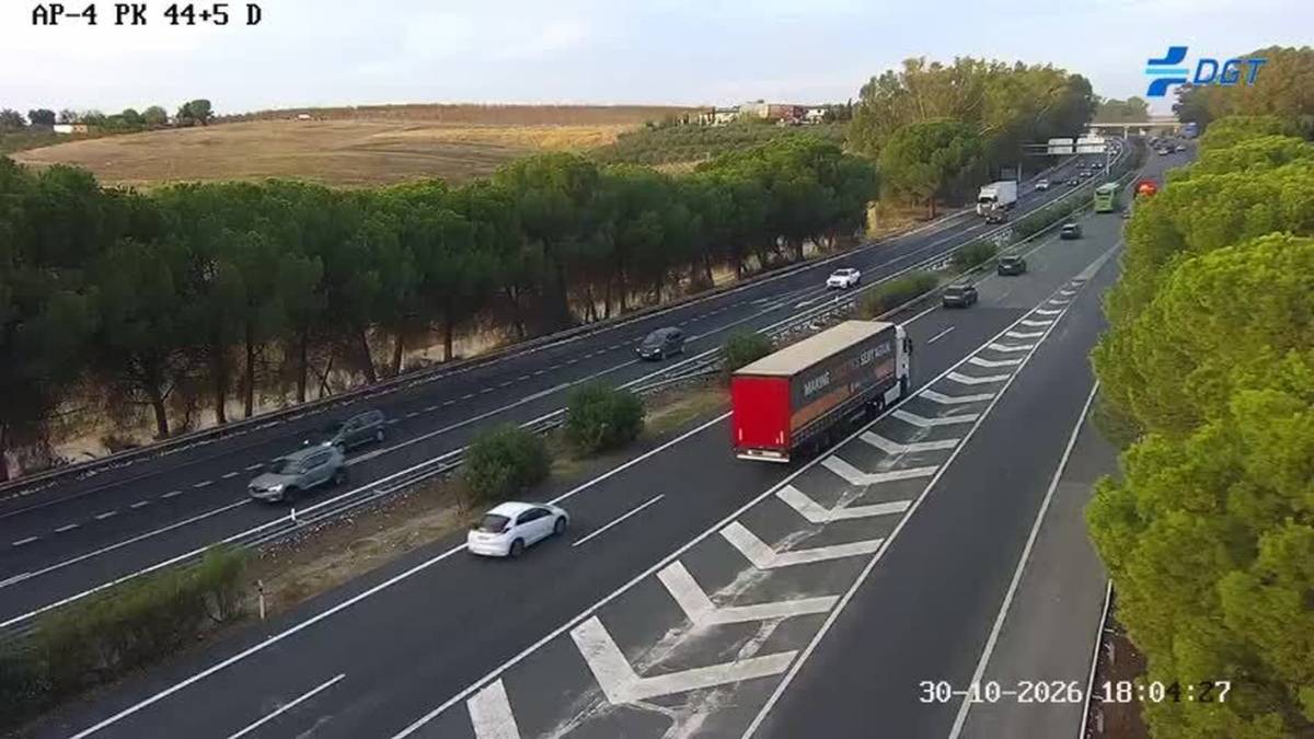 Salida con obstáculos en la AP-4: un accidente, sentido Sevilla, marca el arranque del puente de Todos los Santos