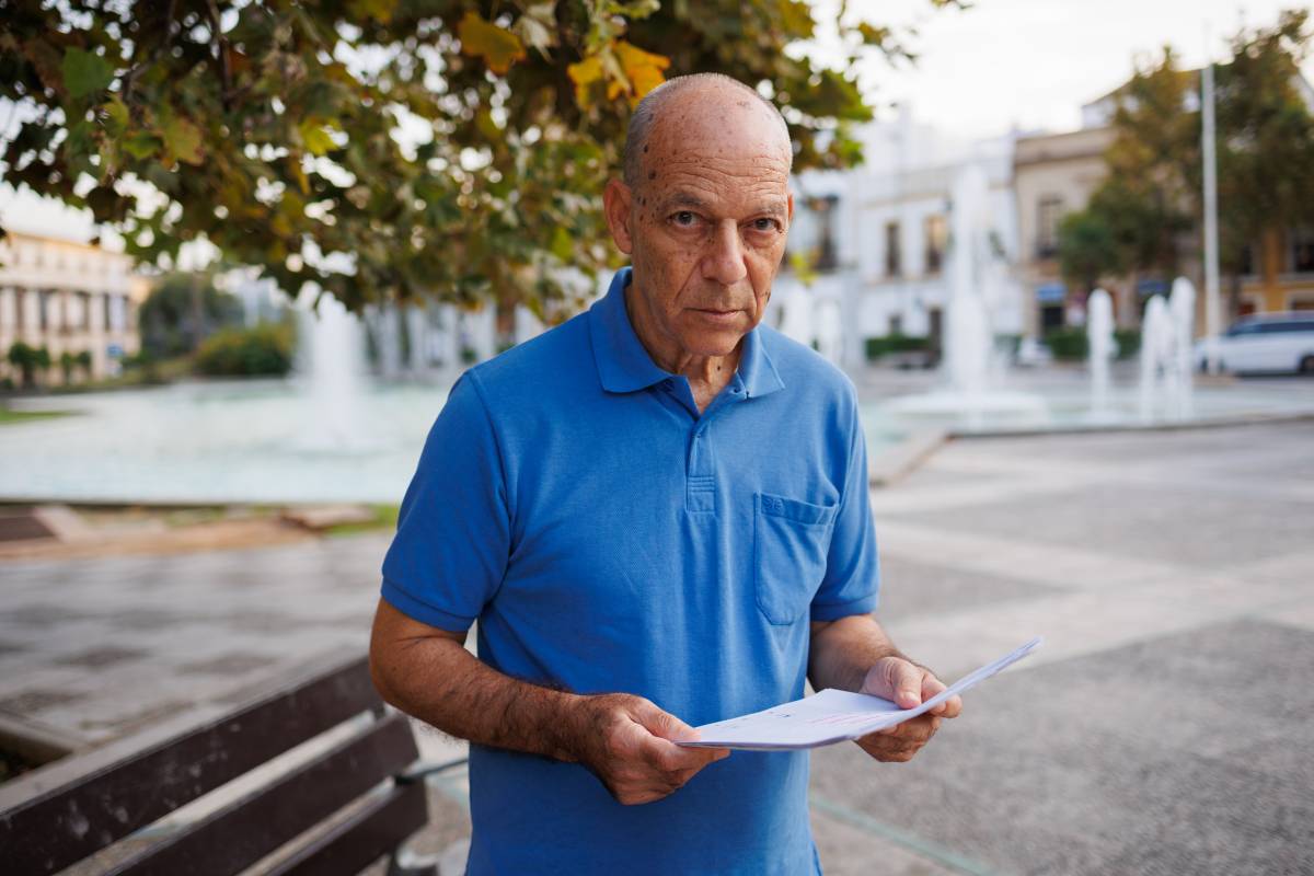 Roban casi 5.000 euros a Cristóbal, fotógrafo de Jerez ya jubilado: hasta devolvieron recibos para quitarle más de sus ahorros en Bankinter