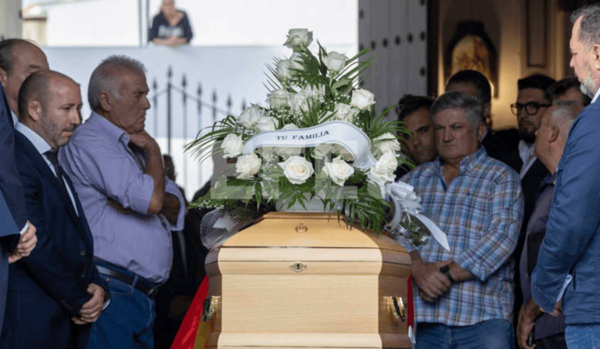 Los restos mortales de Fátima Báñez abandonan la iglesia de San Juan Bautista. - ALBERTO DÍAZ | EFE Los restos mortales de Fátima Báñez abandonan la iglesia de San Juan Bautista.