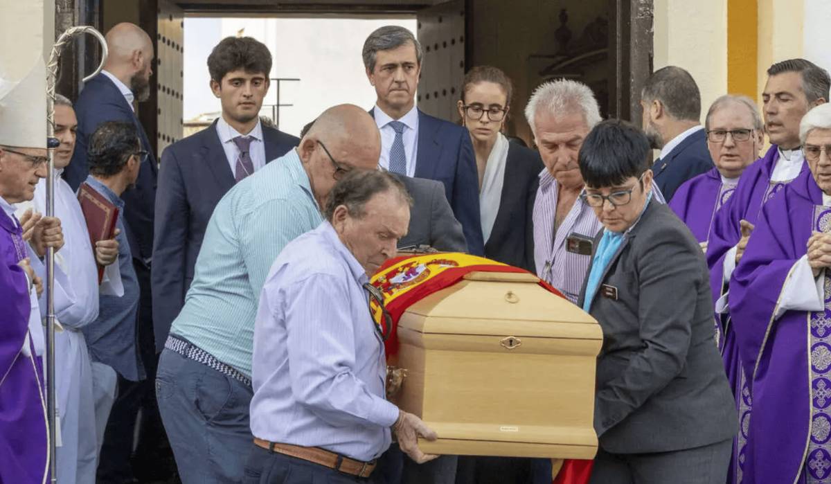 Diez minutos de campanas y rosas blancas: el emotivo último adiós a Fátima Báñez en San Juan del Puerto