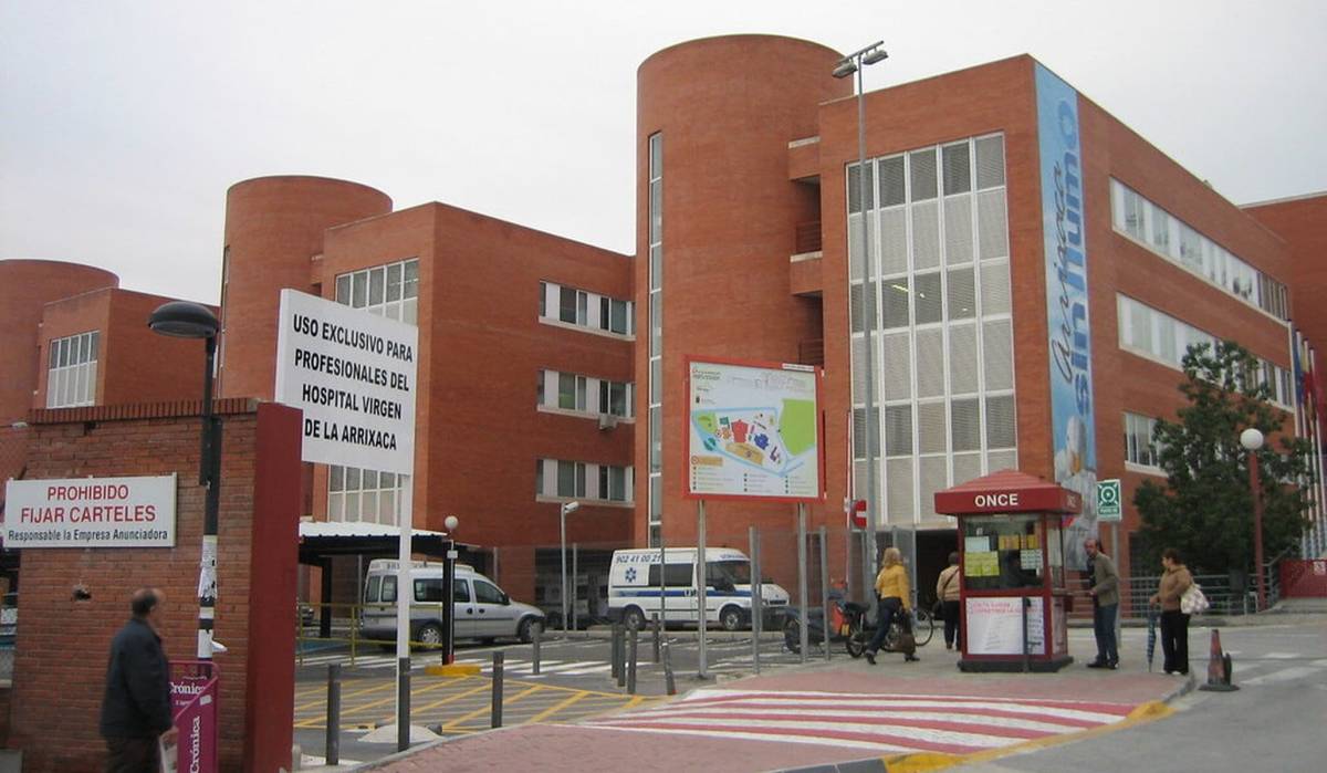 Doble incidente en un mismo hospital de Murcia: muere un detenido tras agredir a policías y otro paciente atraviesa el falso techo