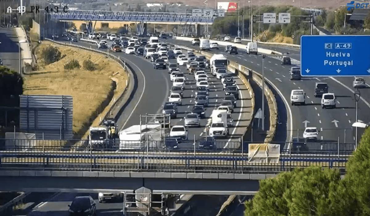 Dos kilómetros de retenciones por un accidente en la A-49 hacia Sevilla y avisos por vehículos detenidos en la AP-4