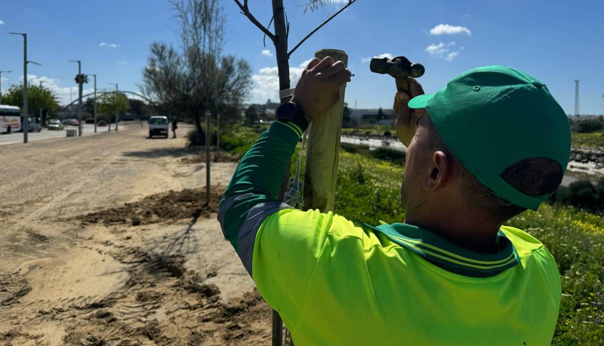 Chiclana Natural, el 'gigante' público que gestiona el agua, recoge la basura y cuida los jardines de una ciudad que no para de crecer