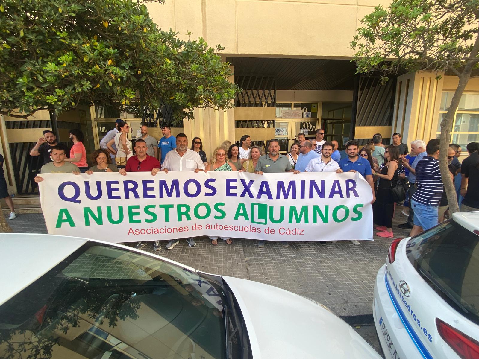 Huelga de autoescuelas de la provincia en Cádiz.