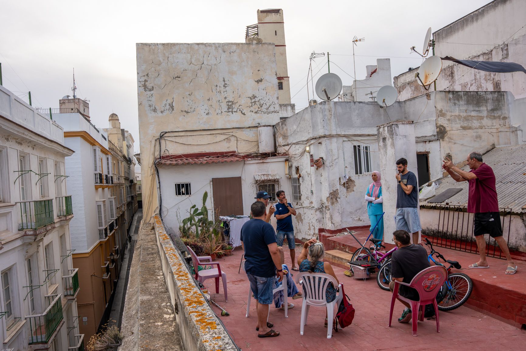 Representantes de los residentes en los cinco pisos aún habitados, en la azotea, con la Torre Tavira arriba, a la izquierda. - REYNA