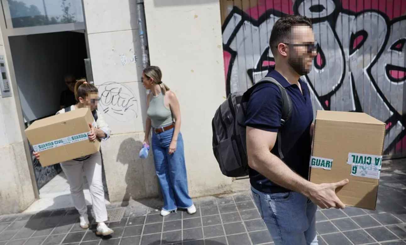 Dos agentes de la Guardia Civil salen de la casa del exministro José Luis Ábalos.   EFE/ANA ESCOBAR - 