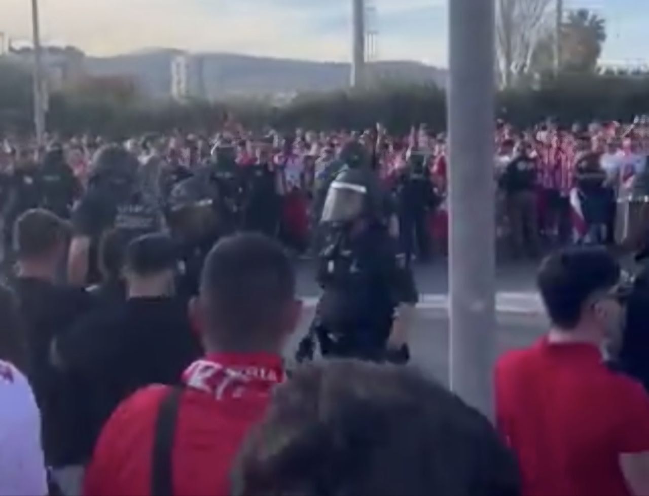 Un herido grave en el Almería-Málaga: los aficionados denuncian la actuación policial con un joven inconsciente