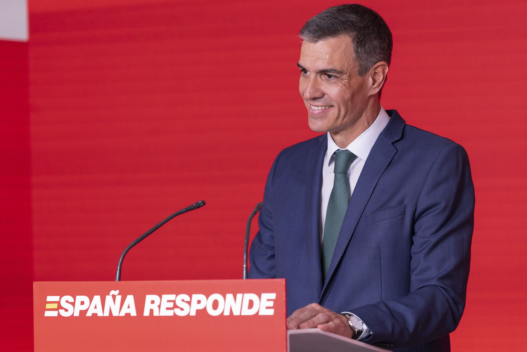 El presidente Sánchez se repone al dolor (por la corrupción) y saca a pasear su juego de revés
