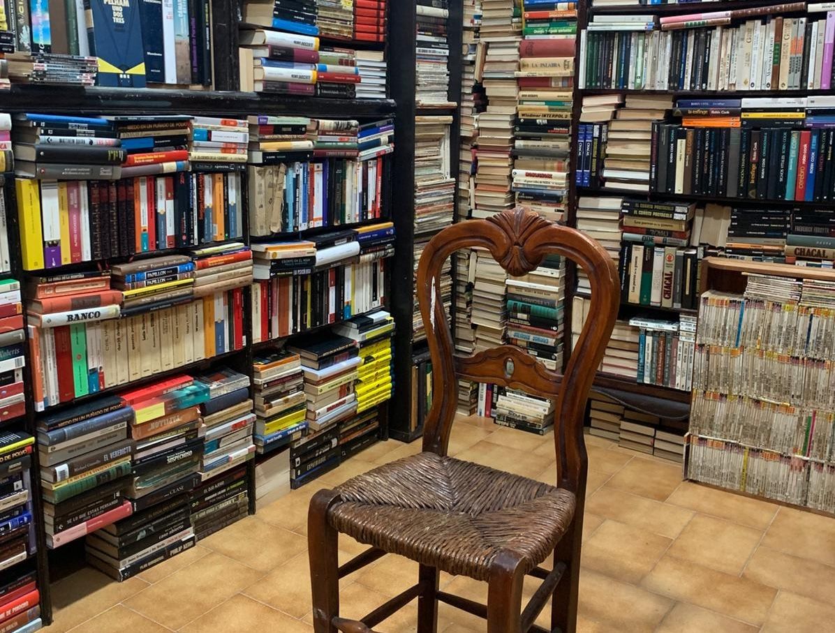 Una silla en una librería. - 