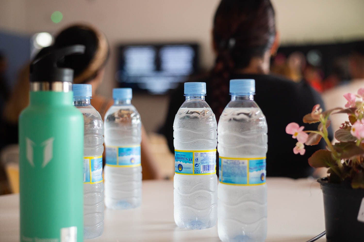 Botellas de agua en un colegio para refrescarse contra el calor.