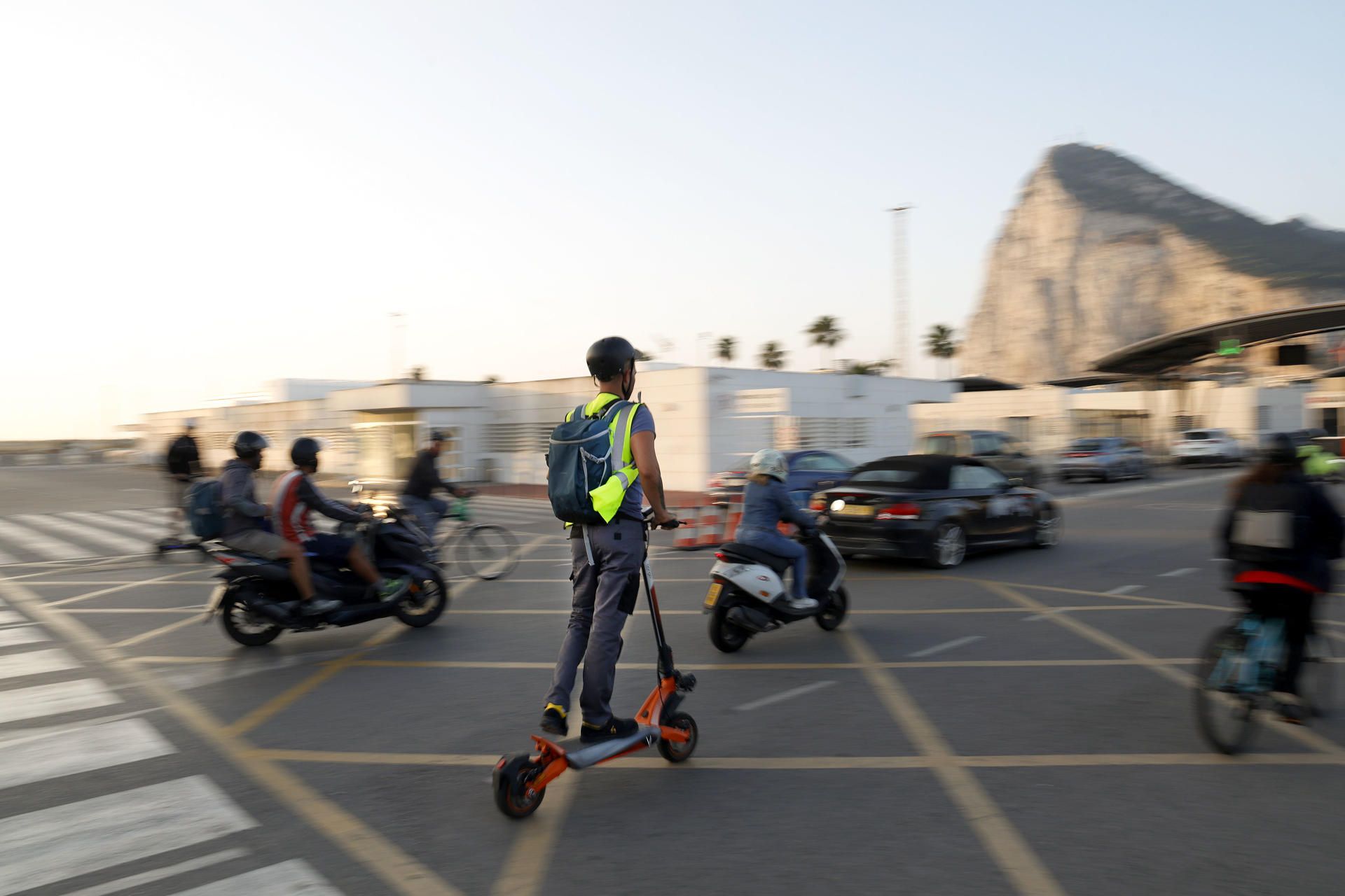 Trabajadores se dirigen este jueves a Gibraltar para comenzar su jornada laboral, un día después de que la Comisión Europea, el Reino Unido y España llegaran a un acuerdo sobre el estatus de Gibraltar tras el Brexit. - 