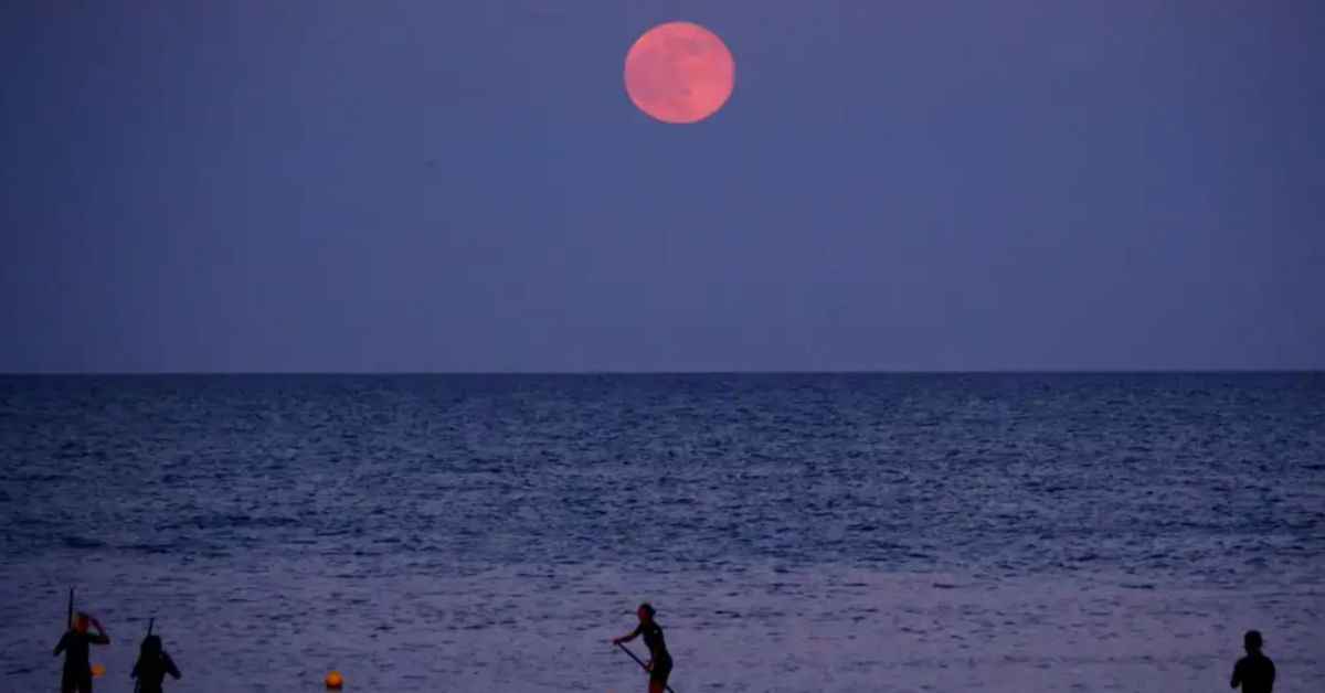 La Luna de fresa ilumina esta noche el cielo gaditano: los mejores rincones de la provincia para no perdérsela