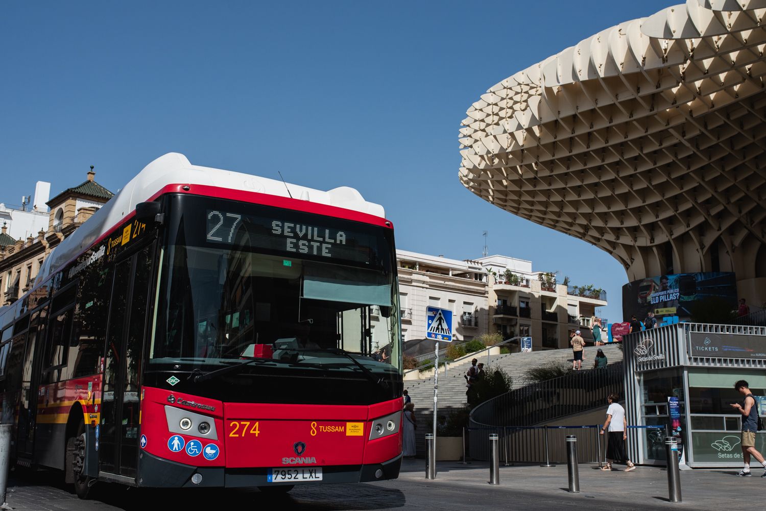Domingo electoral y de susto en Sevilla: una persona herida tras un atropello con autobús