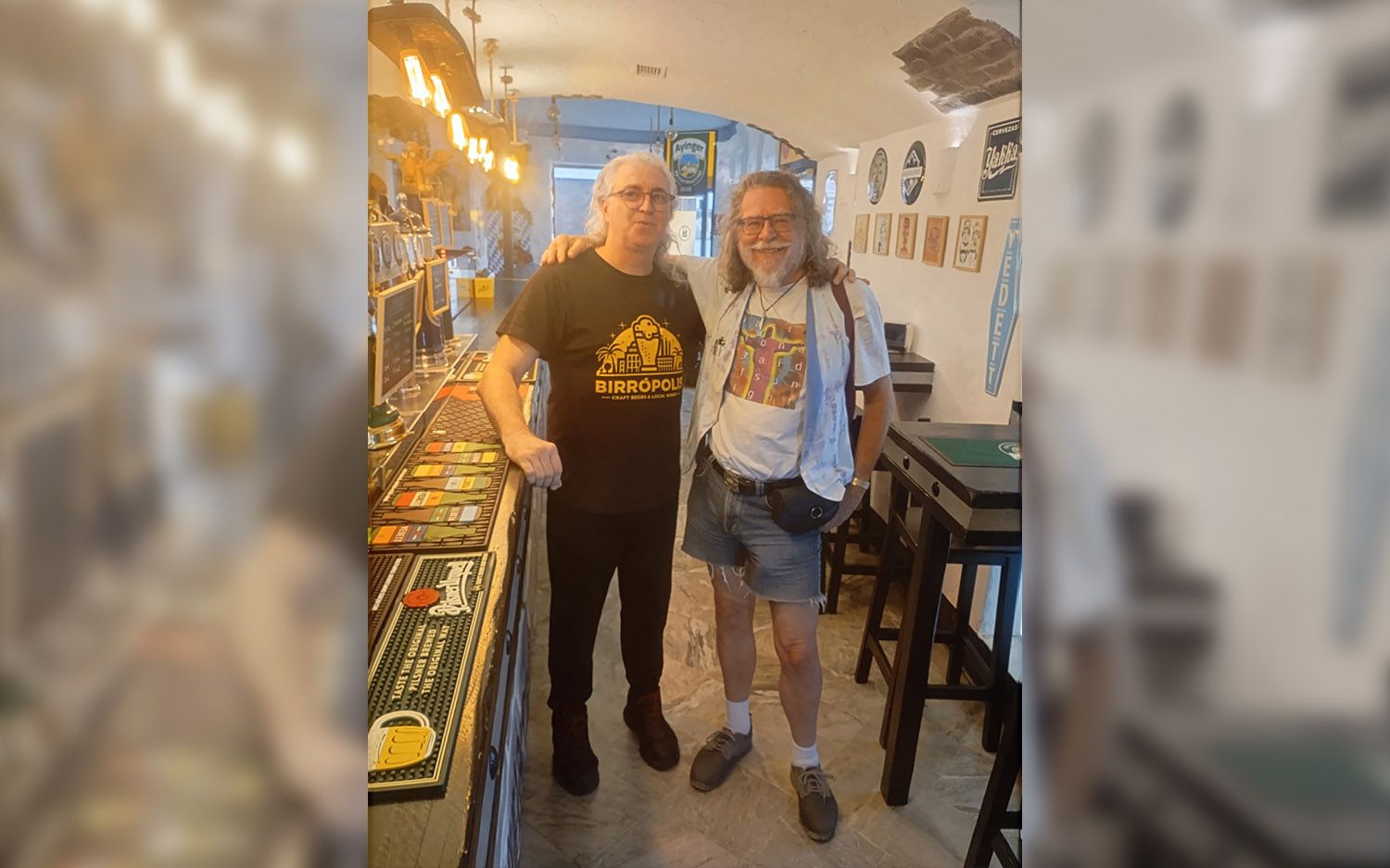 Jimmy Rock y Roger Glover, el domingo por la tarde en Birrópolis, en el centro de Jerez.  - 