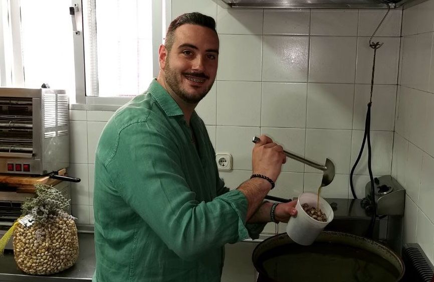 70 kilos de caracoles al día en el Bar San José de Jerez: receta de la abuela y ozono antes de guisarlos