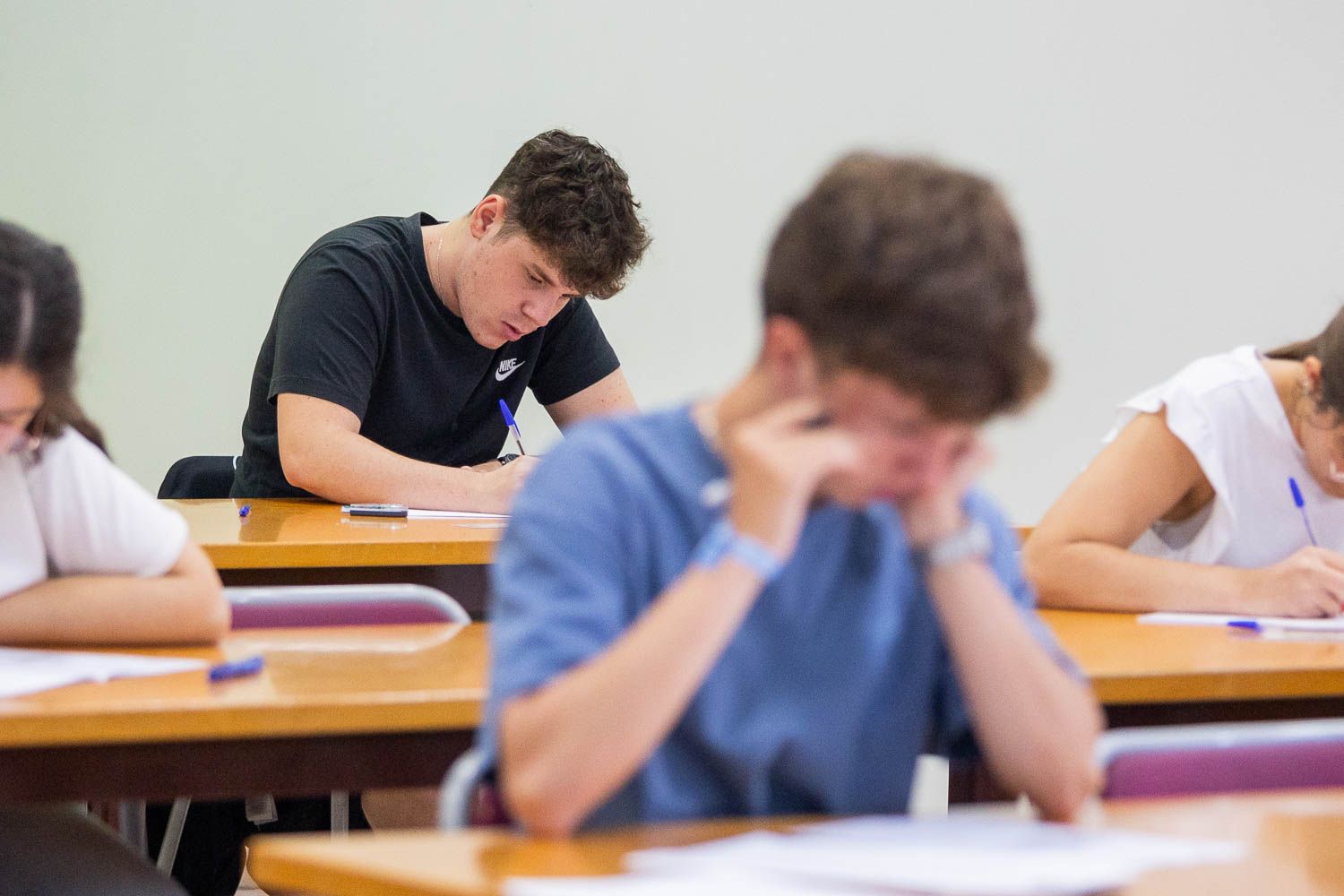 Jóvenes haciendo exámenes de Selectividad este 2025. - MANU GARCÍA