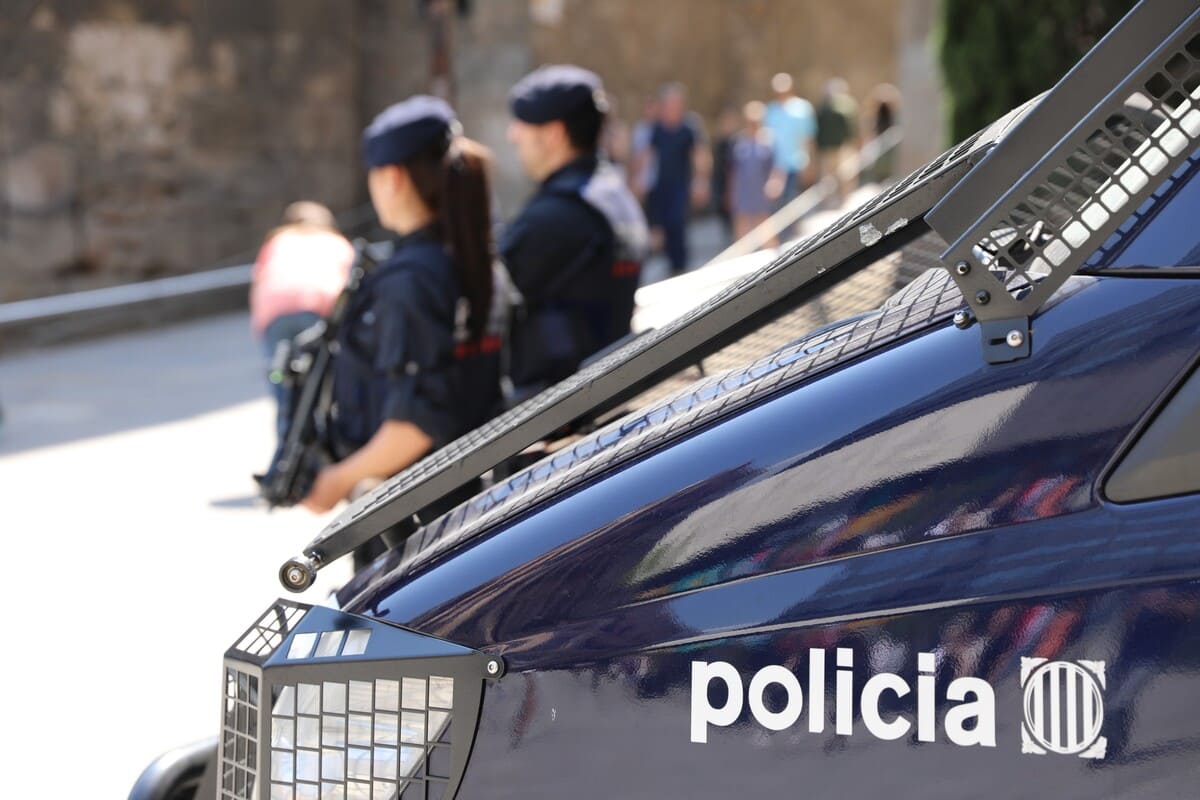 Tiroteo a plena luz del día en una comisaría en Barcelona, a metros de donde se encuentra el Papa León XIV