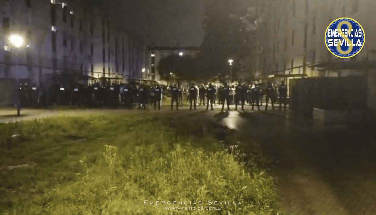 Importante despliegue policial en el Polígono Sur tras el incendio en una vivienda. - 