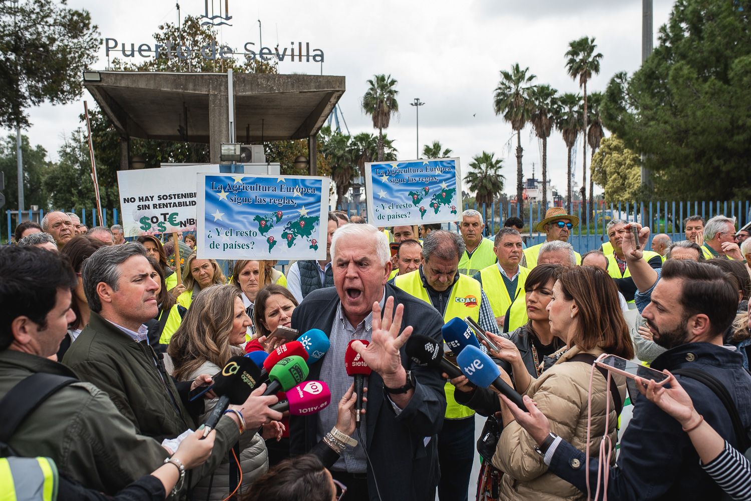 Miguel López, secretario general de COAG, uno de los colectivos convocantes de las protestas en el Puerto de Sevilla. - MAURI BUHIGAS
