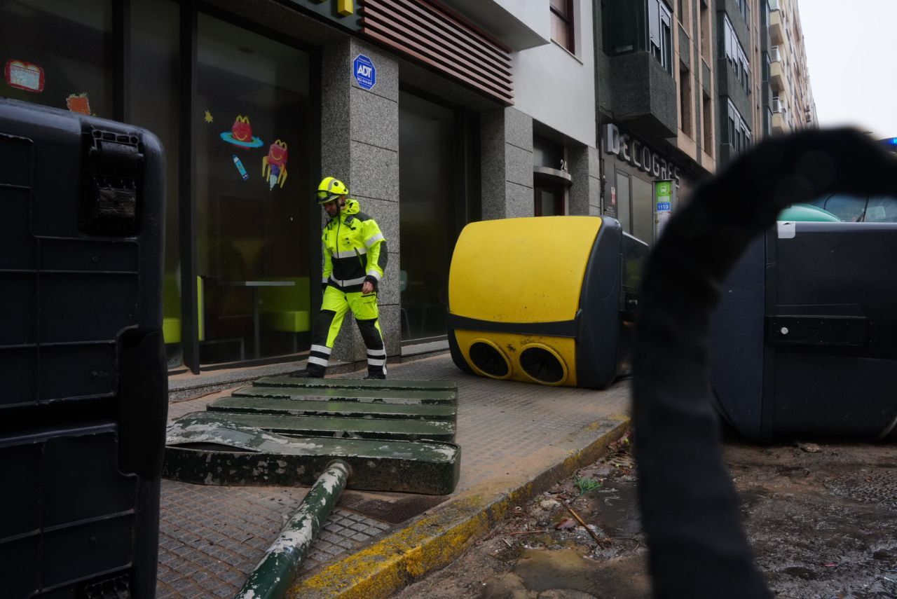 Tiempo revuelto en Andalucía a las puertas de Semana Santa. Efectos del fuerte viento en Cádiz, en la pasada borrasca 'Kristine'. - REYNA