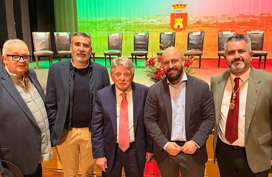 González Cabaña, tras ser nombrado Hijo Predilecto de Benalup-Casas Viejas, junto a dirigentes como Germán Beardo y Javier Pizarro. - 