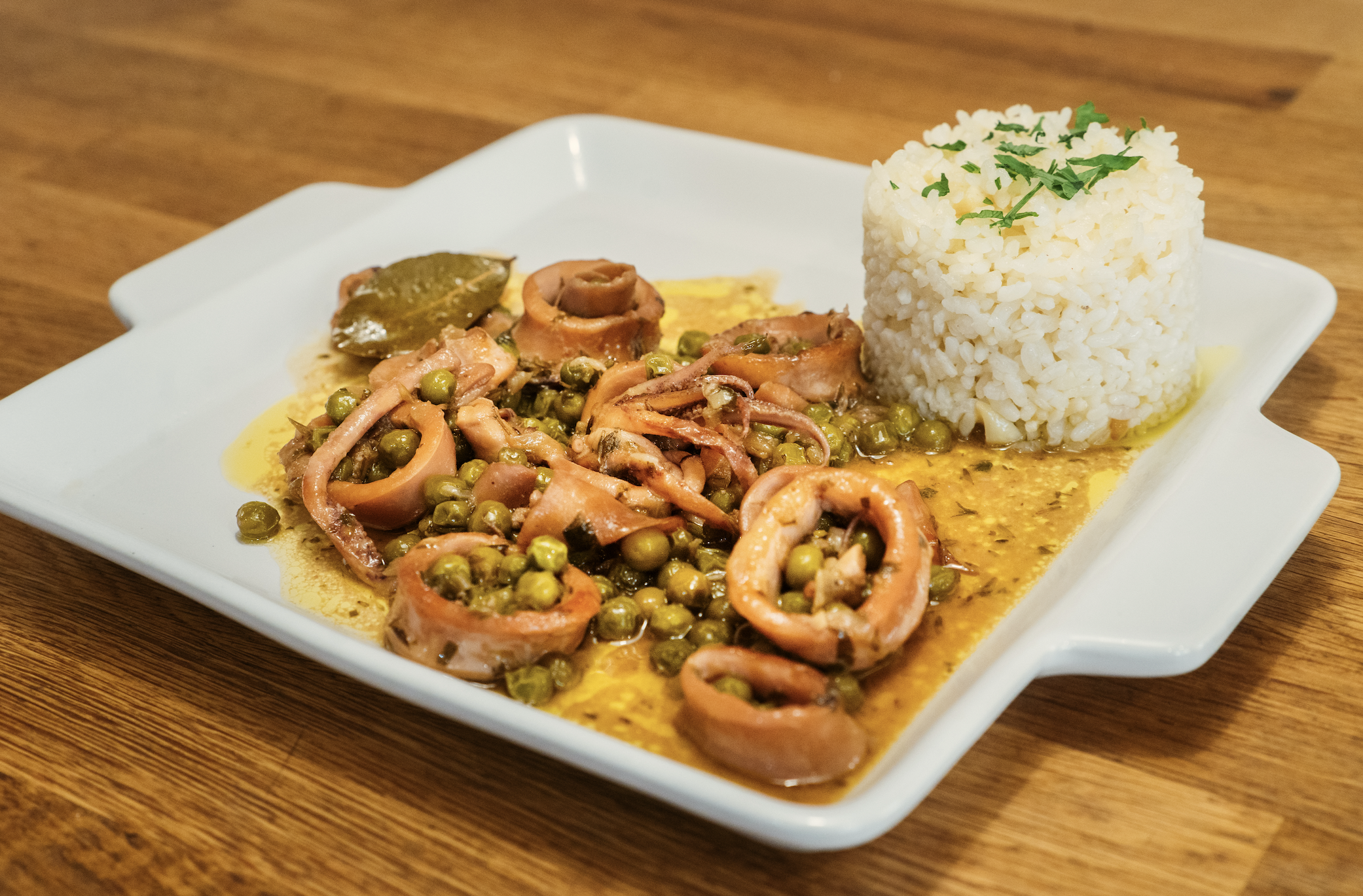 Los calamares con guisantes de la tía Carmen, una artista de los fogones en Rota